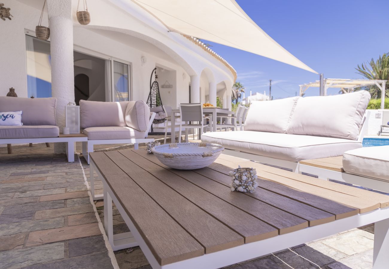 Terrasse extérieure et espace détente Espace lounge sur la terrasse extérieure et la piscine