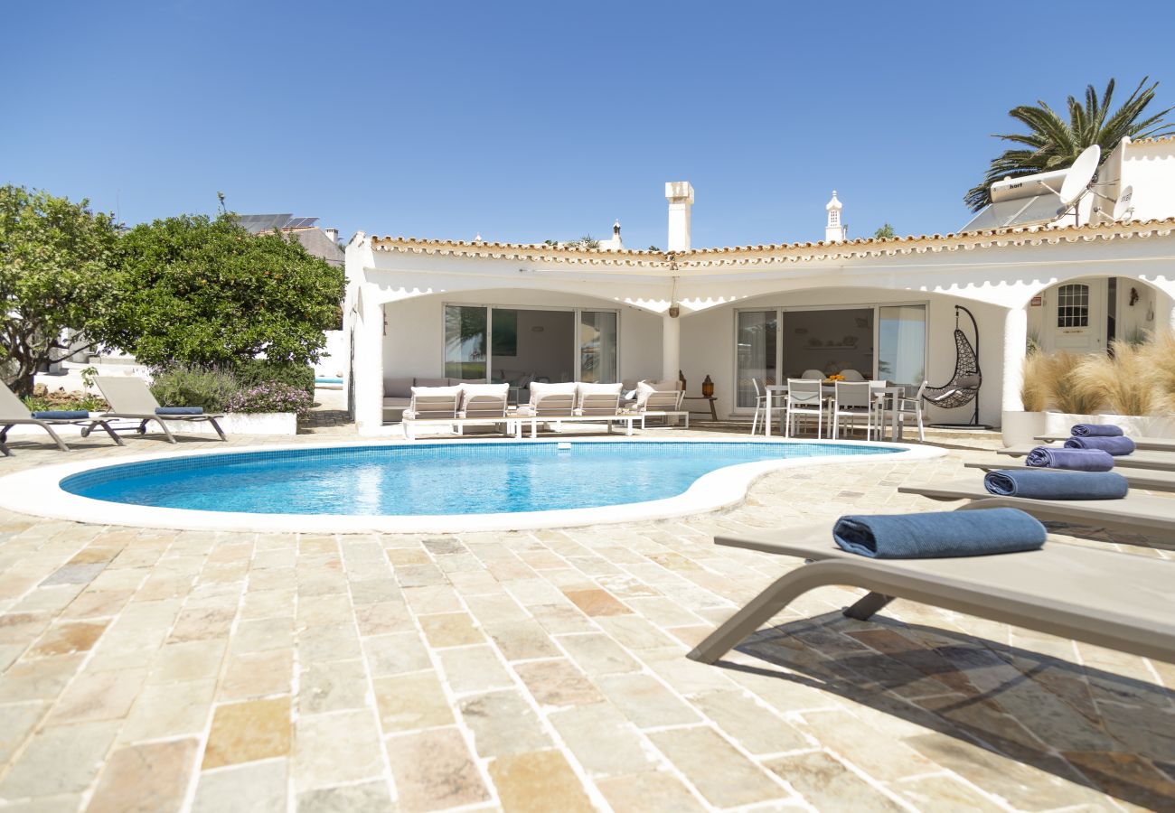 L'exterieur de  Une vue de l'exterieur de